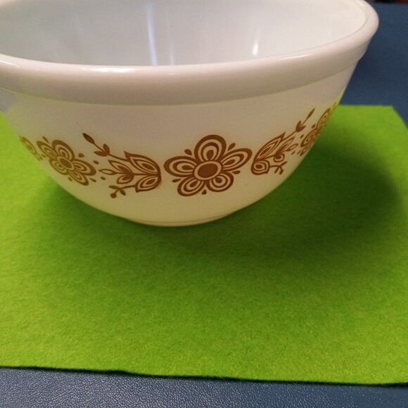 Pyrex 402 1 1/2 qt Butterfly gold mixing bowl Cottagecore Kitsch - Picture 3 of 6